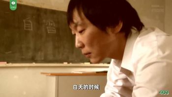 第469期02月28日艾美好不容易把小帅套弄满意，踉跄着站起身来，就又被武田一杆捅入。小帅技能冷却结束，又马上加入战斗，将鸡巴塞进艾美的口中。