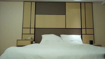 酒店约外围身材和颜值都不错的 车展模特屌丝的女神 。