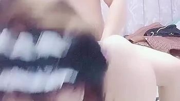 露脸了温柔的舔弄大鸡巴 让大哥压在身下暴力抽插扛腿爆草