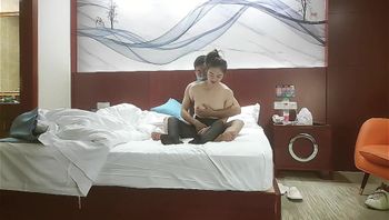 【哥只是个传说】深夜酒店约身材一流的极品外围瑜伽美女穿 着黑丝开裆无套啪啪