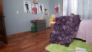 mgb.18.10.22.kendra.lust.mommy.meets.a.teen.idol