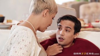 mlib.19.11.28.ryan.keely.eating.out.for.thanksgiving