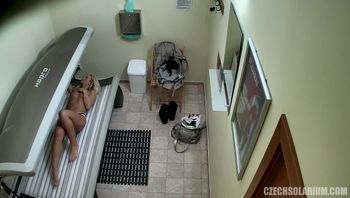 欧美日光浴室偷拍63