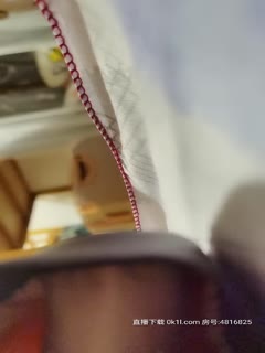 在校学生宿舍里偷偷的玩直播，还有同学在屋里不敢大声说话，被窝里揉