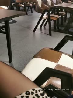 颜值高身材好性感的小骚骚全程露脸，在某饭店的公测内全裸道具自慰，