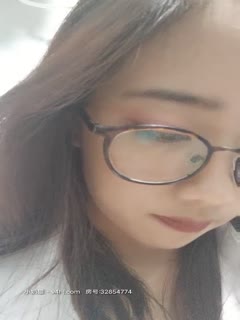 云云小尤物全程露脸小骚牌，黑丝齐逼小短裙诱惑，带个眼镜真骚揉内骚