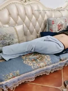 这骚货真拿大哥不当回事，全程露脸大哥就在身后坐着她在前面逼里塞个