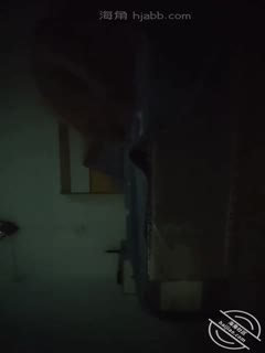 妈妈在楼下看电视，我跑去强上姐姐，姐姐的惨叫声惊动了楼下的妈妈原