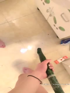 旺仔牛逼糖挺嫩两个苗条萌妹玉米黄瓜自慰，浴室全裸洗澡互摸黄瓜玉米