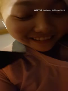 在校学生宿舍里偷偷的玩直播，还有同学在屋里不敢大声说话，被窝里揉