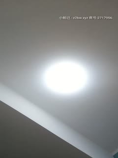 诱人的大奶子人妻少妇老公不在家陪狼友骚，揉捏大奶子道具抽插骚逼大