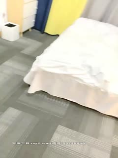 精品推荐迷人旗袍黑丝苗条小妹亲密舌吻轻声呻吟美腿中间鲜嫩的鲍鱼舔