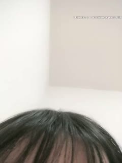 长相甜美清纯萝莉萌妹子情趣装网袜诱惑，撩起衣服露奶跳蛋震动自慰非