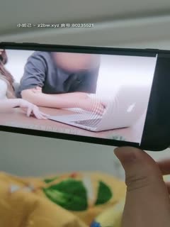 迷人的小少妇每周一啪，让大哥揉着奶子脱了胸罩露脸口口大鸡巴，让大