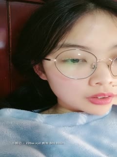 迷人的小少妇每周一啪，让大哥揉着奶子脱了胸罩露脸口口大鸡巴，让大