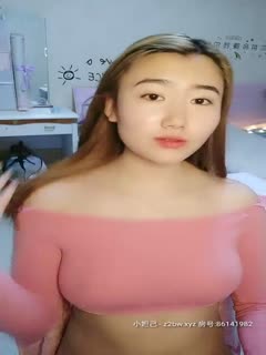 肉肉的可爱丫头白皙美乳甜美妹子自慰诱惑，撩起衣服露奶张开双腿近距