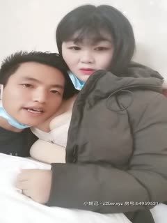 年轻小妹跟小哥出来开房直播啪啪，让小哥玩逼压在身下在被窝里抽插浪